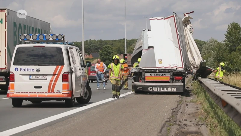 Ravage op E17 in Waasmunster nadat trucker collega met pech aanrijdt