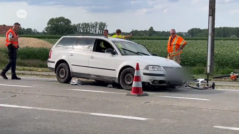 Erpe-Mere: fietser lichtgewond nadat auto tegen boom knalt