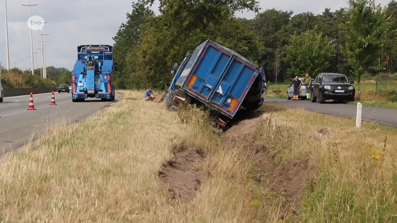 Vrachtwagenchauffeur wordt onwel en belandt in gracht naast E34 in Moerbeke