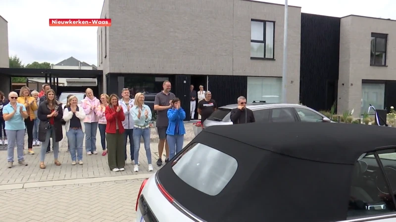 Colonne van dertig Mini's verrast kankerpatiënte Natalie: "We gingen gewoon een toertje rijden, maar dan zie ik dit..."
