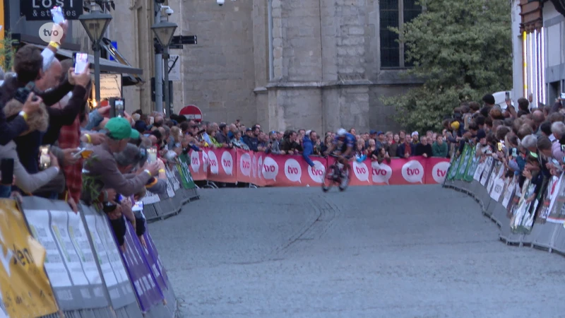 Van der Poel wint natourcriterium van Aalst en trakteert zichzelf nadien op een Bicky Burger