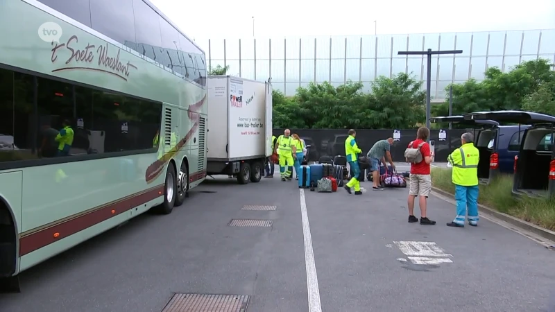 100 landgenoten uit Noord-Italië gerepatrieerd na stormweer: "Mijn auto? Perte totale"