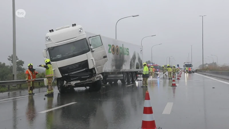 Zware verkeershinder nadat truck in striemende regen in schaar slipt op E17