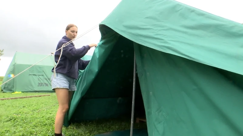 Het weer zit even niet mee, maar dat maakt het plezier op kamp er niet minder om