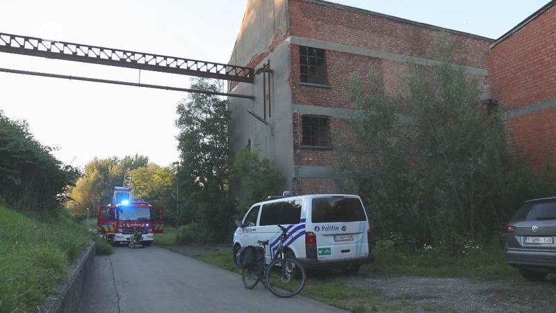 Jongeren steken hoop afval in brand in verlaten fabriekspand in Grembergen