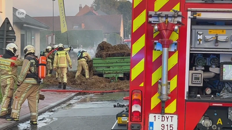 Lading stro op kar aan tractor vat vuur in Onkerzele