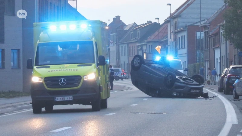 Sint-Pauwels: Auto belandt op dak na botsing tegen geparkeerde wagen