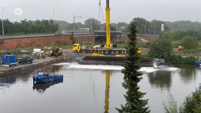 Grote kraan trekt gekanteld baggerschip recht aan Zeebergbrug