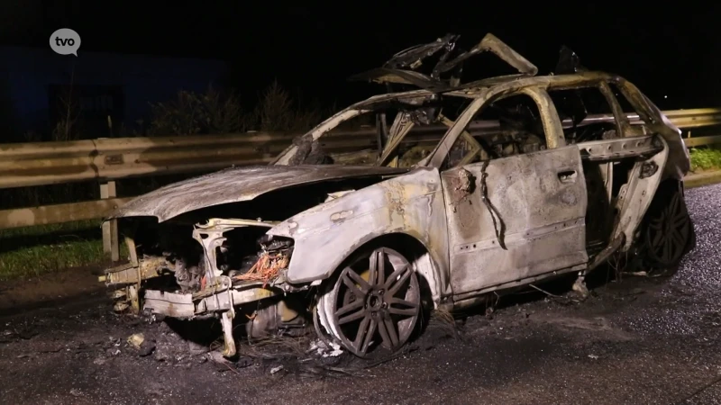 Temse: auto brandt volledig uit op E17, enkele flessen lachgas ontploffen