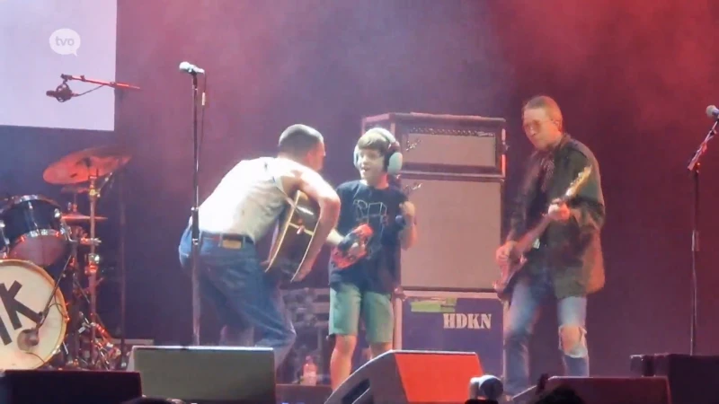 Jongetje sluit zijn eerste schooldag af op het podium bij Miles Kane en steelt Crammerock