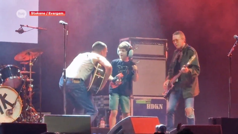 Kamiel (9) kruipt op podium tijdens Miles Kane: "Ik trilde helemaal!"