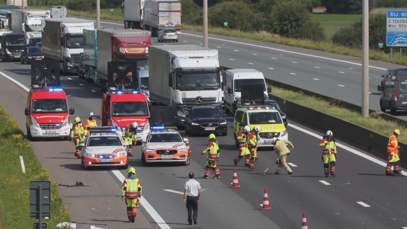 Lange file op E17 nadat auto op vrachtwagen inrijdt in Lokeren