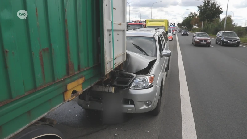 Bestuurder rijdt met terreinwagen in op geparkeerde vrachtwagen in Sint-Niklaas