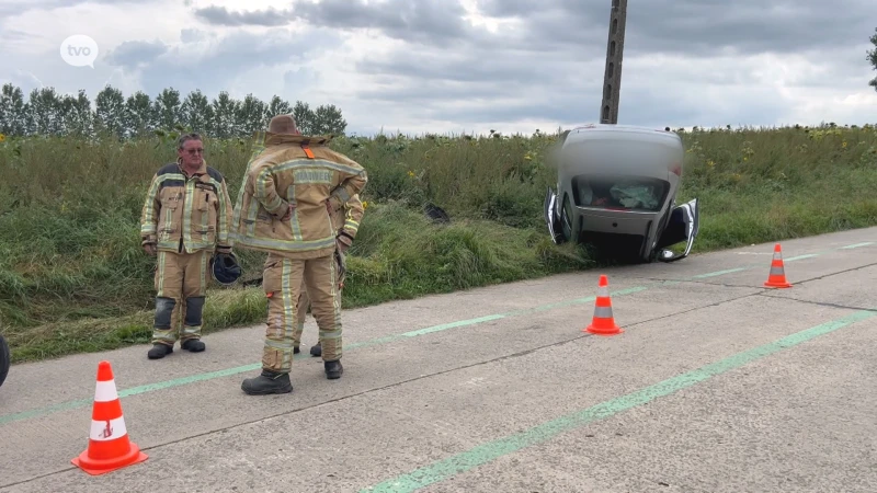 Auto over de kop in Overboelare: bestuurder en kind van 3 lichtgewond