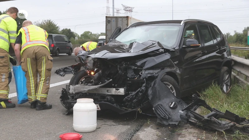 Autobestuurder gewond na aanrijding met vrachtwagen  op E17 in Haasdonk