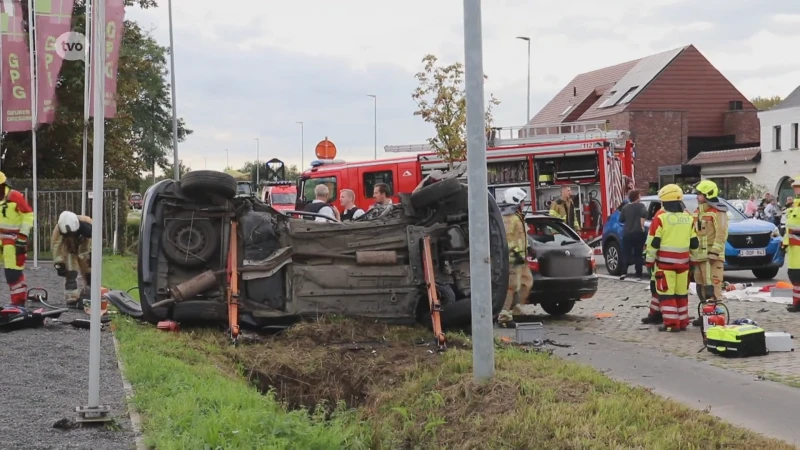 Ravage na ongeval met twee auto’s in Appels, twee zwaargewonden