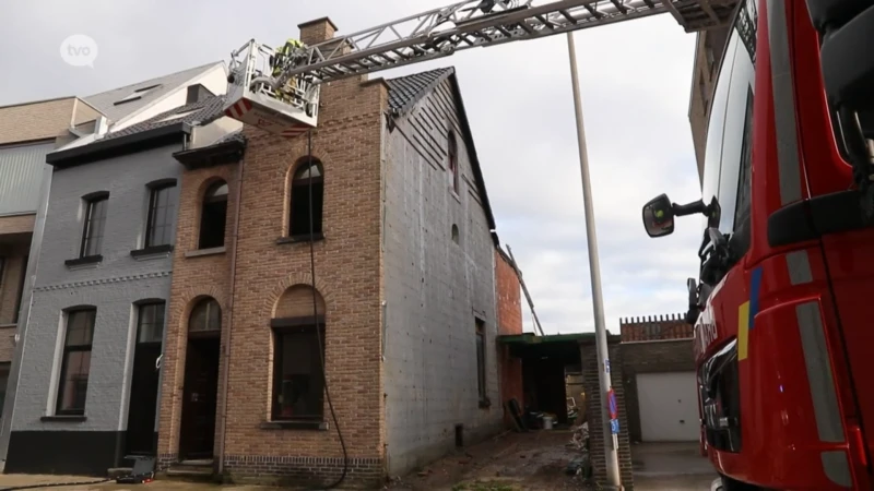 Sint-Niklaas: woning loopt zware schade op na dakbrand door roofingwerken