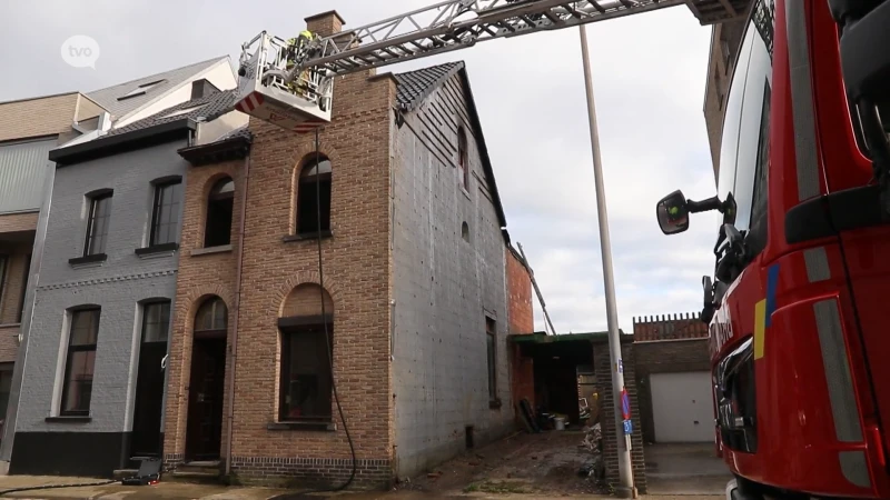 Sint-Niklaas: woning loopt zware schade op na dakbrand door roofingwerken