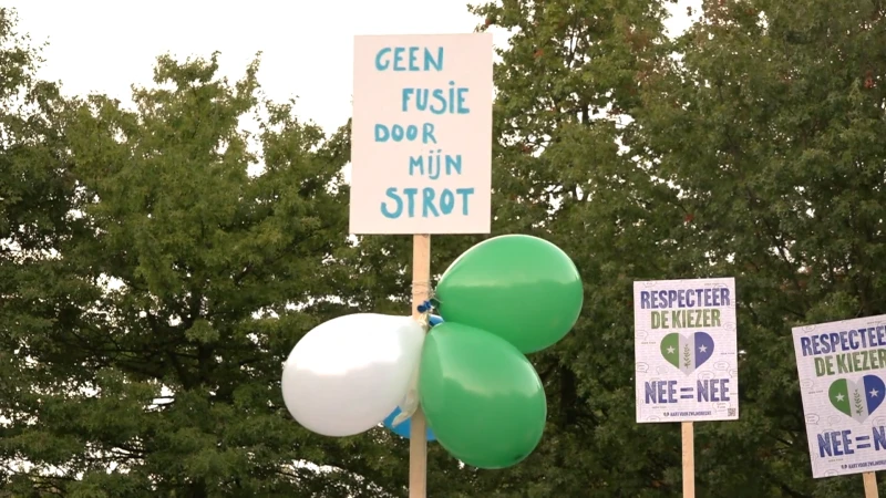 Tientallen mensen protesteren tegen fusie op gemeenteraad Zwijndrecht: "Alsof ze denken dat we dom zijn"