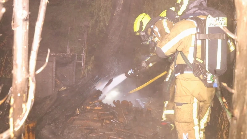 Felle brand legt hagen, bomen en tuinhuis in de as, woningen nipt gevrijwaard