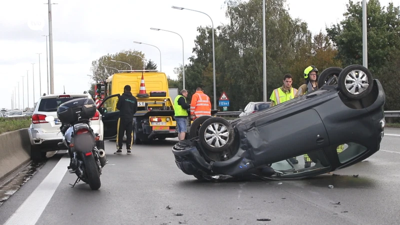 Sint-Niklaas: bestuurder gewond nadat auto over de kop gaat op E17