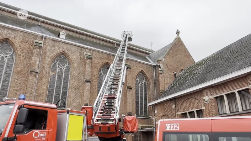 Overmere: brandweer moet losliggend materiaal van kerk verwijderen