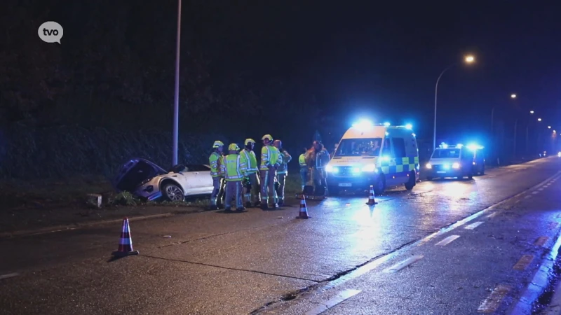 Auto belandt in gracht tegen stenen duiker in Okegem: twee gewonden