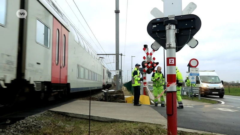 Vrachtwagen rijdt signalisatie in vernieling aan spoorwegovergang in Melsele
