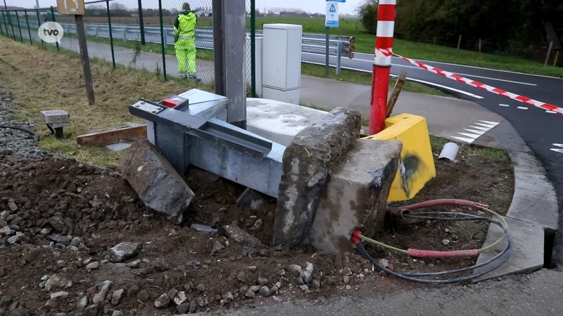 Vrachtwagen rijdt opnieuw signalisatie in vernieling aan spoorwegovergang in Melsele