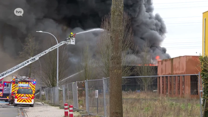 Grote delen van het Waasland zonder stroom door grote industriebrand: twee mensen overgebracht naar ziekenhuis