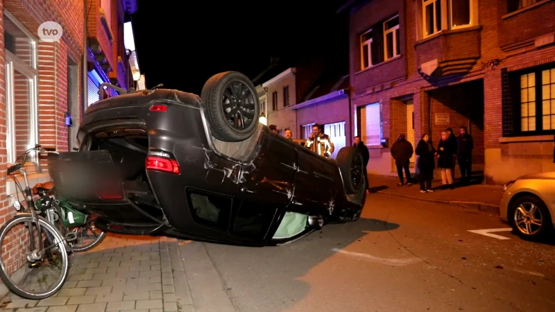 Terreinwagen over de kop na ongeval in centrum van Temse