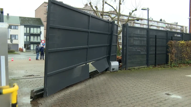 Dolgedraaide autobestuurder ramt poort van Dendermondse politie: "Geen terreur, man had mentale problemen"