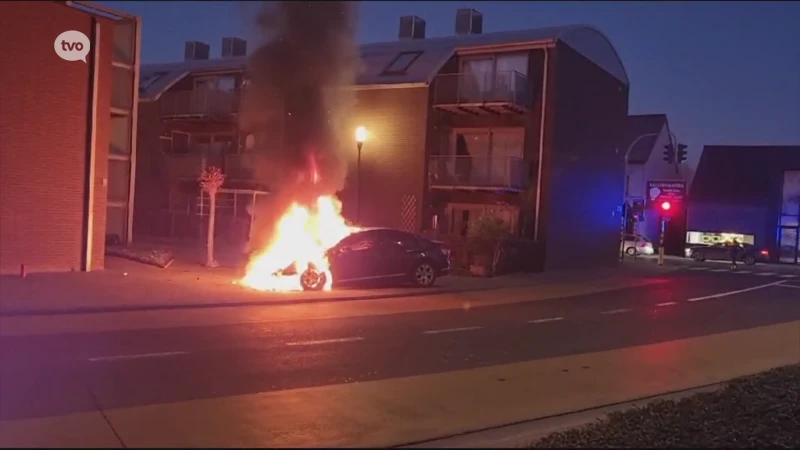 Bestuurster zet wagen net op tijd aan de kant, maar auto brandt volledig uit