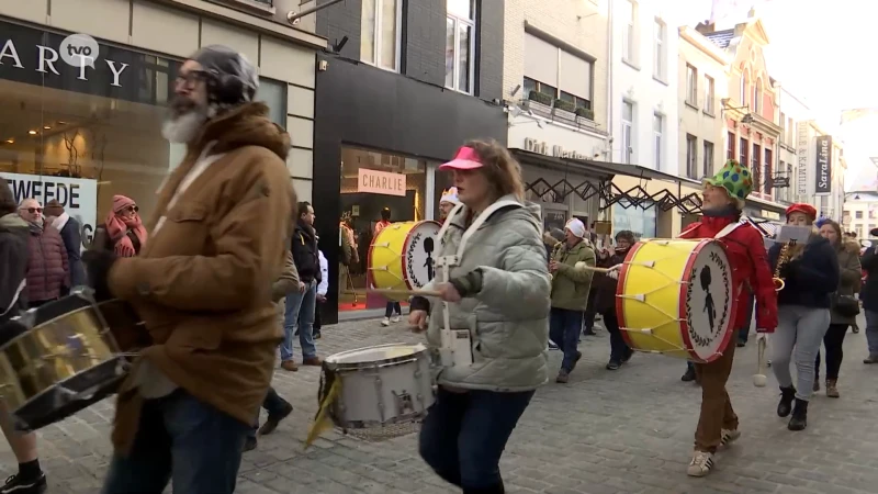 Vooroptocht Aalsterse Gilles doet carnavalskriebels door lijven gieren: "Iedereen warm maken voor mooiste dagen van het jaar"