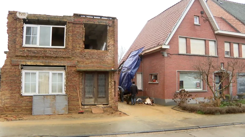 Gevel in aanbouw waait omver op naastliggende woning in Bambrugge