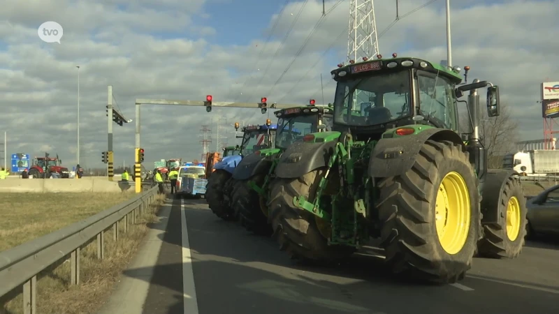 Meer dan 30 tractoren blokkeren toegangsweg tot de Waaslandhaven