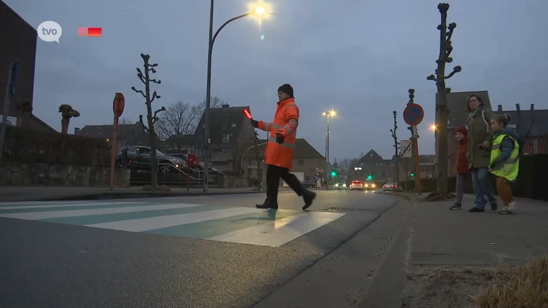 Schoolkinderen wuiven André uit. Bijna 30 jaar lang hielp hij hen om veilig de baan over te steken