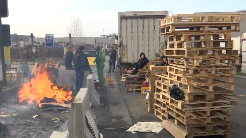 Distributiecentrum van Delhaize in Ninove geblokkeerd door boze boeren