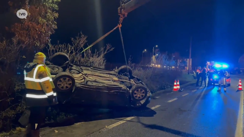 Autobestuurder gewond na crash in gracht in Overboelare