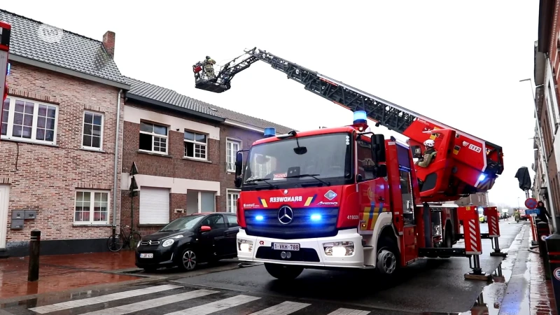 Huis onbewoonbaar na zware brand in Moerbeke: brandweer redt klein hondje