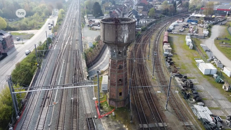 Watertoren van Denderleeuw binnen twee weken tegen de vlakte, gemeentebestuur betreurt afbraak: "Iconisch gebouw verdwijnt"