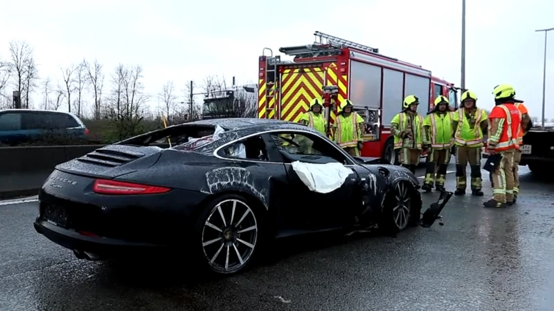 Porsche slipt op E34 en slaat te pletter tegen signalisatie, bestuurder zwaargewond