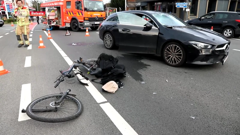 Fietsster zwaargewond na aanrijding met auto op N70 in Belsele