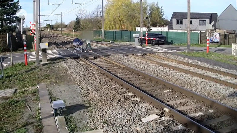 Vrouw met buggy steekt gesloten spooroverweg over in Wetteren, Infrabel verontwaardigd: "Dit tart alle verbeelding"