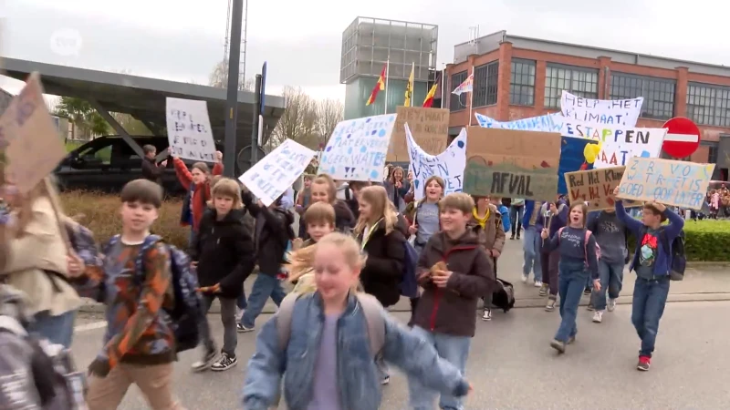 Waterfanfare trekt door straten van Herzele: "Spaar meer water voor later"