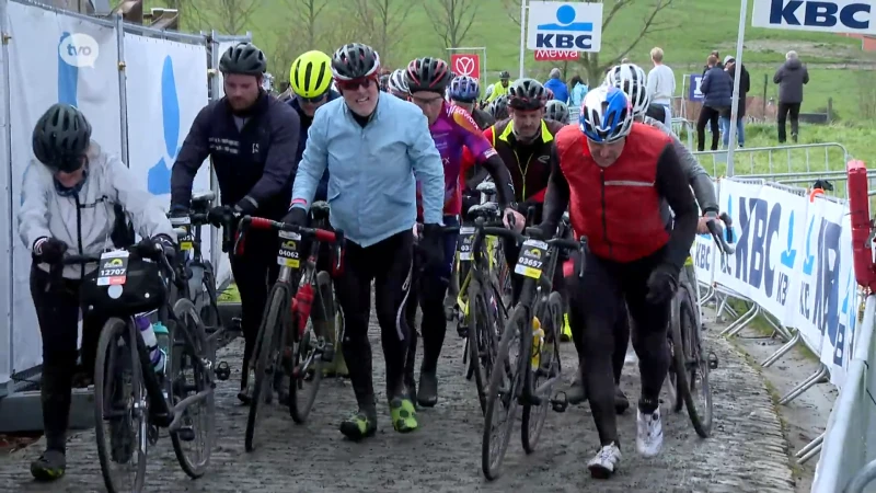 We Ride Flanders: 16.000 wielertoeristen trotseren de natte kasseien daags voor de Ronde van Vlaanderen