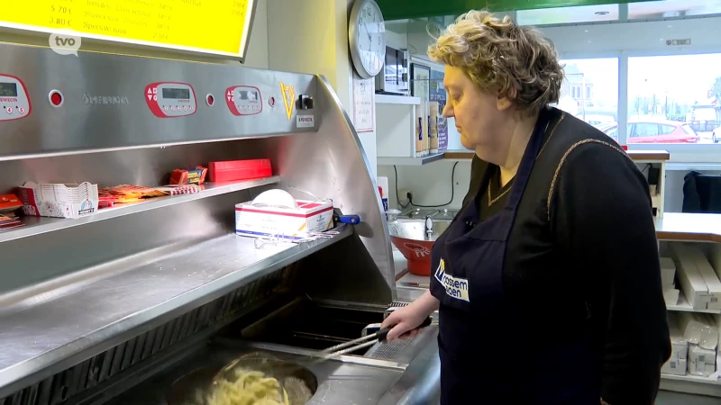 Karine staat al 43 jaar achter haar frietketel in Schellebelle: "Ik schil de aardappelen zelf, dan smaken de frietjes het best"