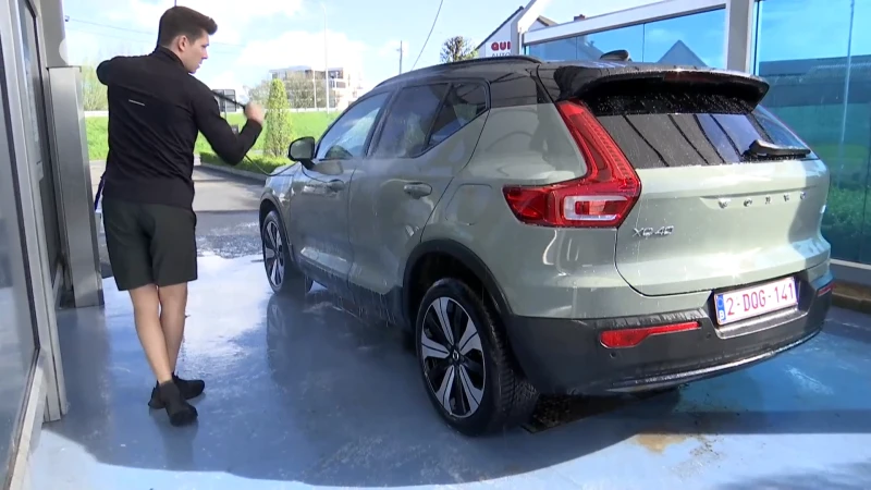 Carwashes draaien overuren door Saharazand: "Als je groene auto grijs ziet, dan klopt er iets niet"