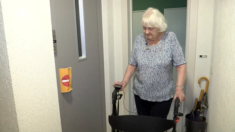 86-jarige Simonne zit al meer dan drie maanden opgesloten in appartement: "Ik word hier zot"