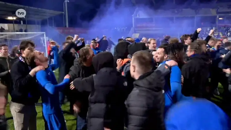 Spelers, staff en supporters van Dender bestormen veld na promotie: "We schrijven geschiedenis, onbeschrijfelijk"